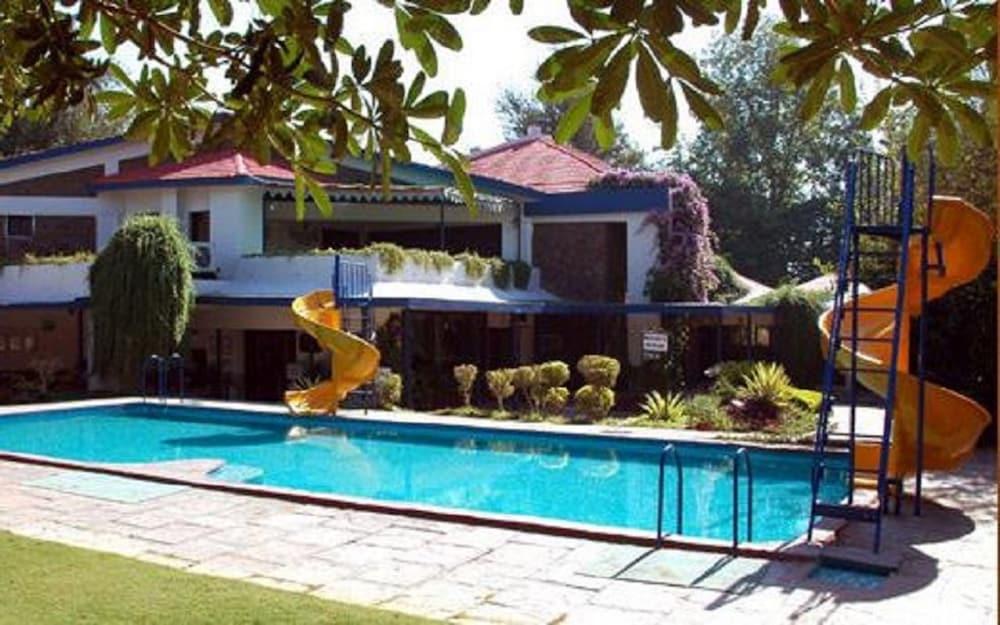 Best Western Resort Country Club Γκουργκάον Εξωτερικό φωτογραφία