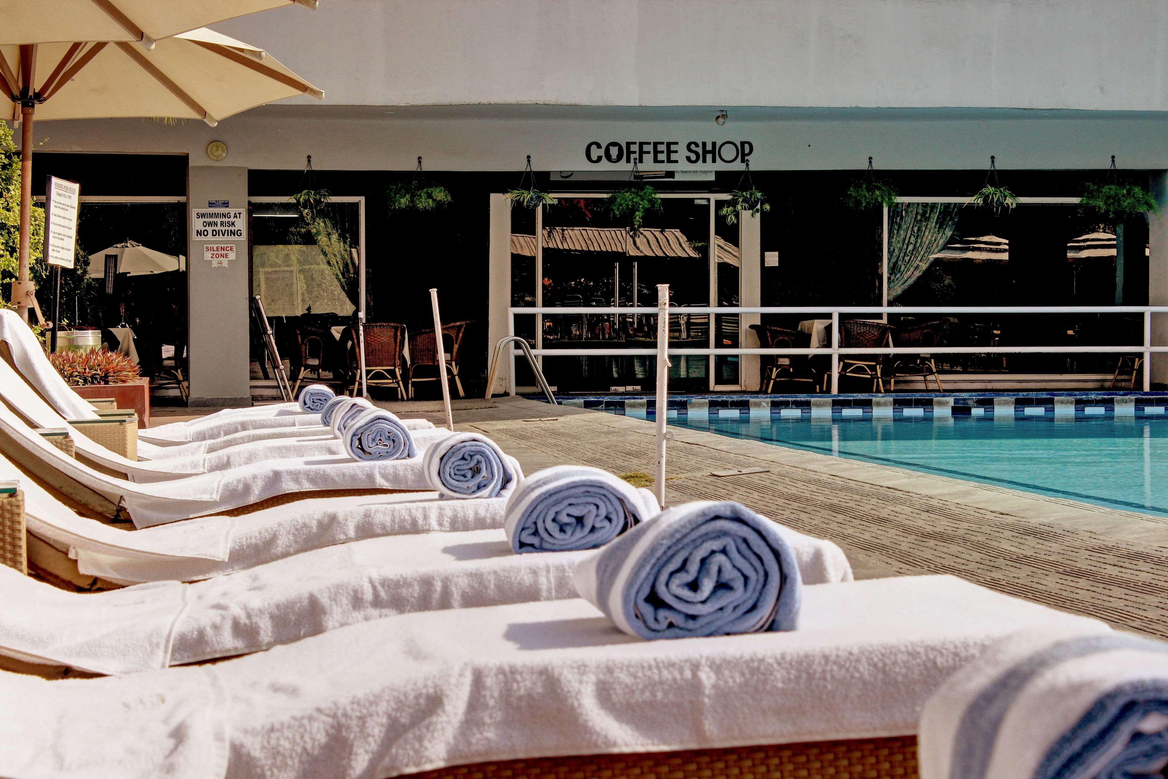 Best Western Resort Country Club Γκουργκάον Εξωτερικό φωτογραφία