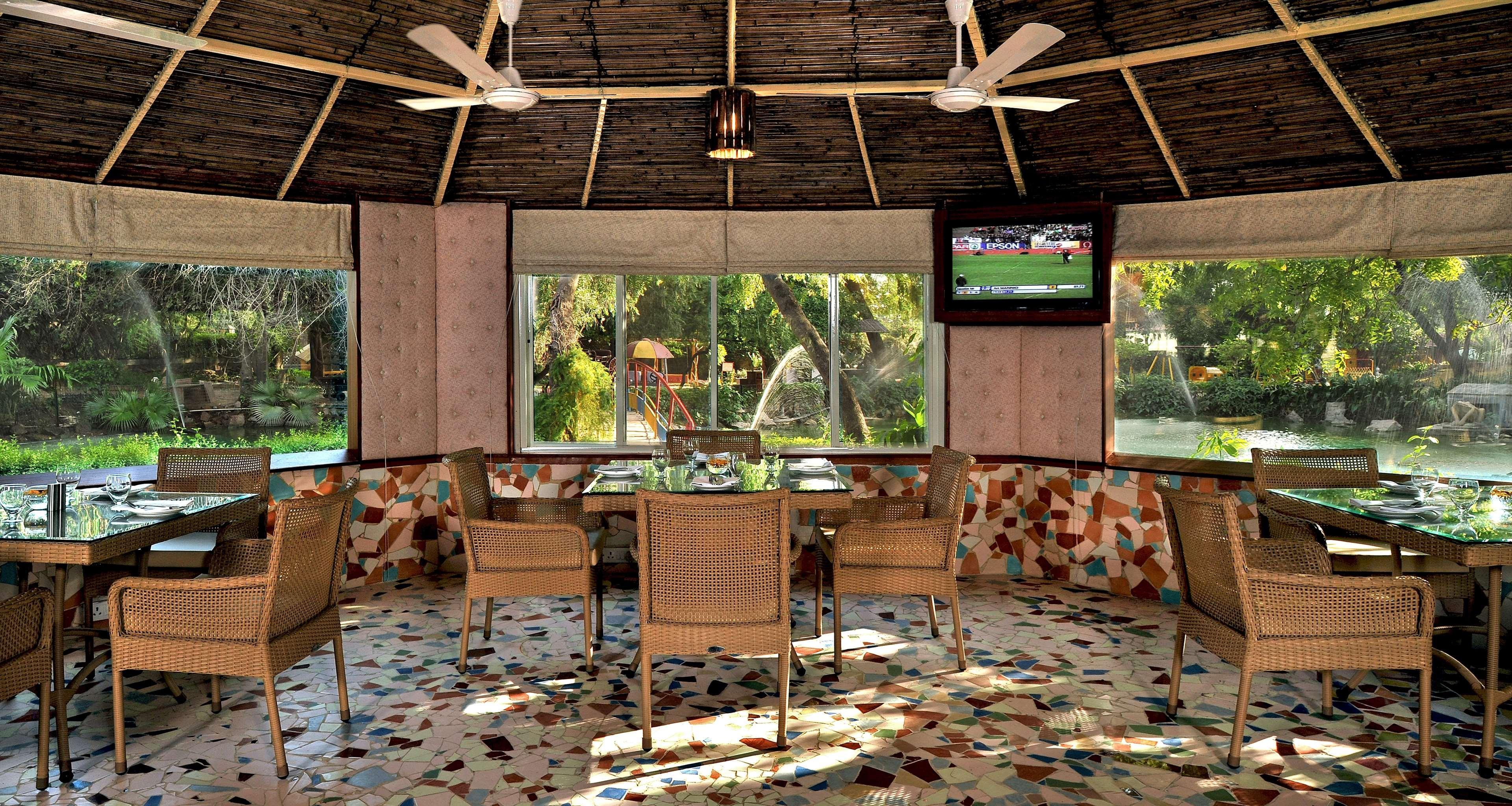 Best Western Resort Country Club Γκουργκάον Εξωτερικό φωτογραφία