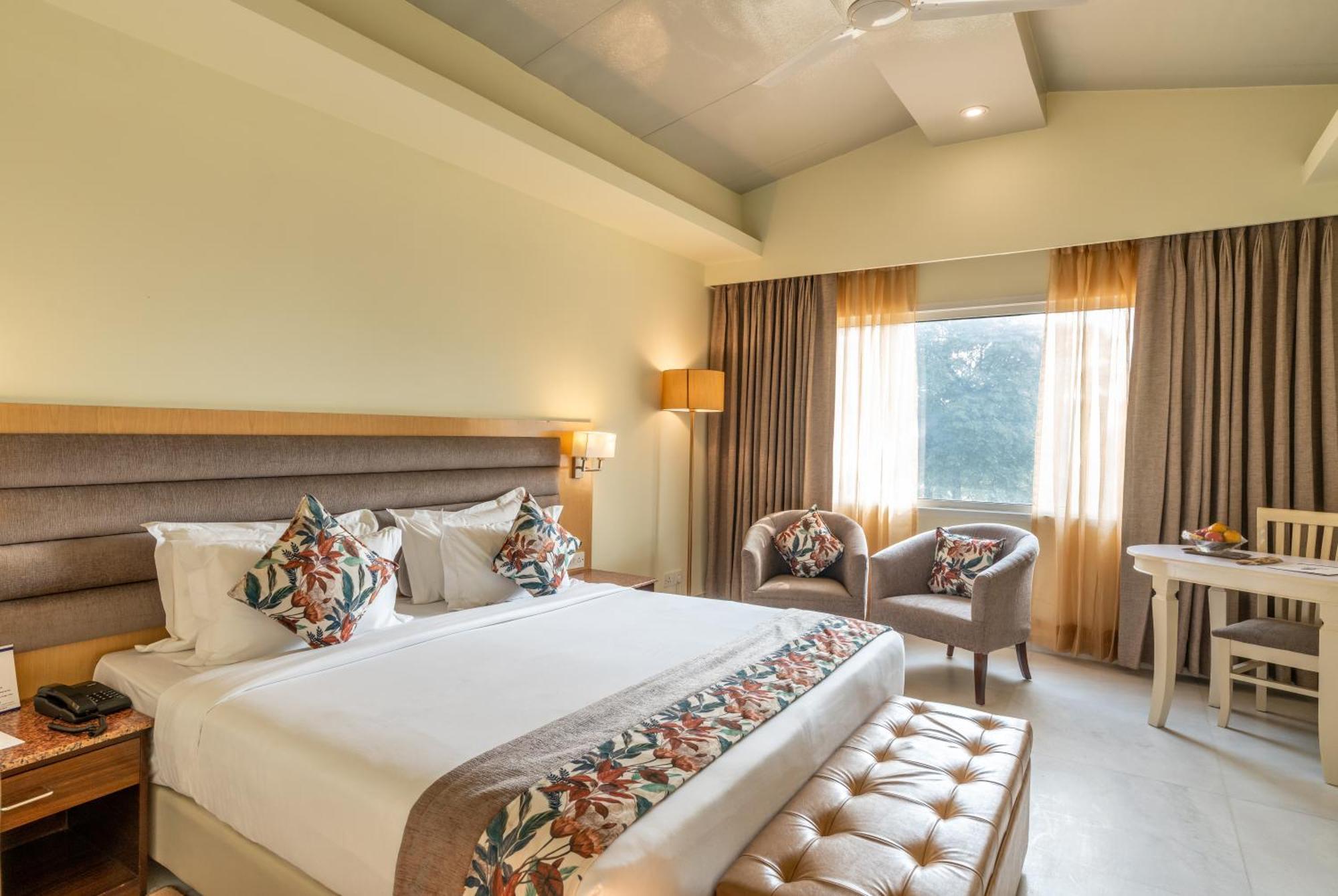 Best Western Resort Country Club Γκουργκάον Εξωτερικό φωτογραφία