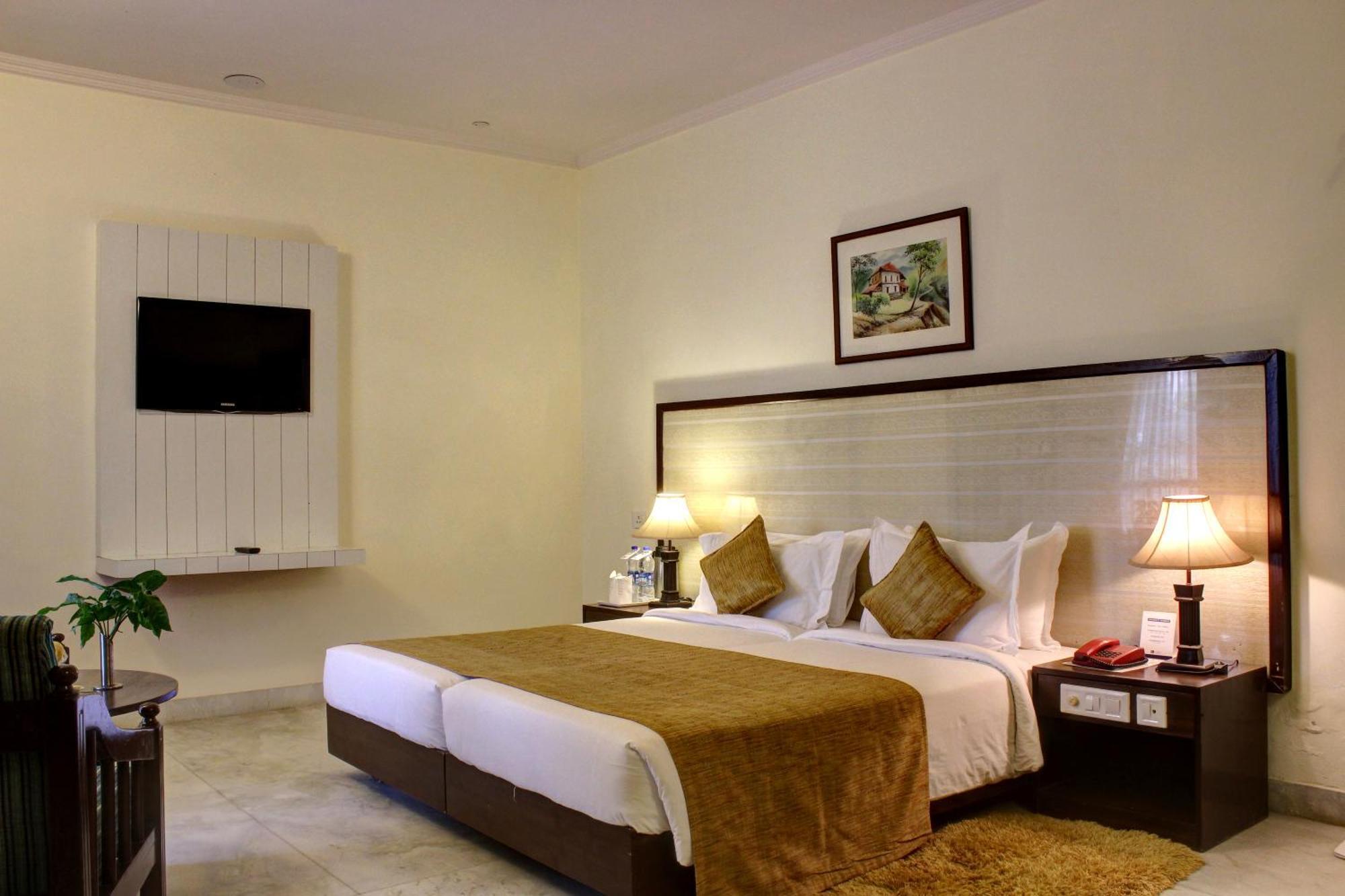 Best Western Resort Country Club Γκουργκάον Εξωτερικό φωτογραφία