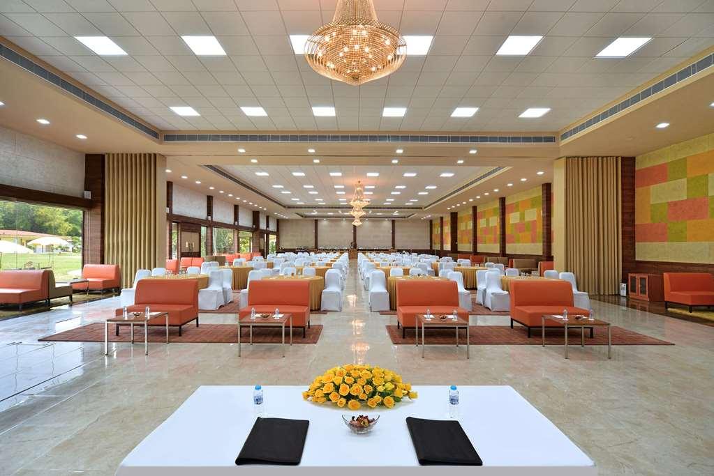 Best Western Resort Country Club Γκουργκάον Ανέσεις φωτογραφία