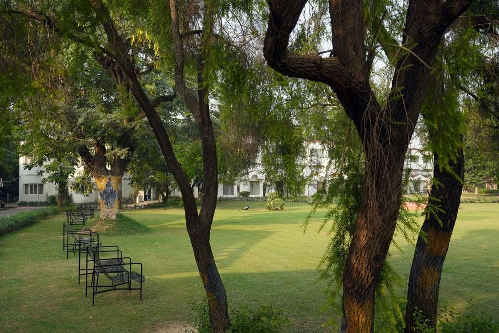 Best Western Resort Country Club Γκουργκάον Εξωτερικό φωτογραφία