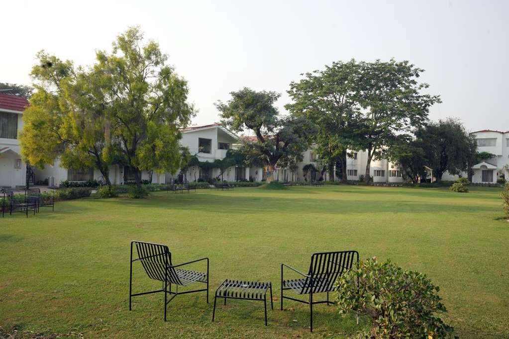 Best Western Resort Country Club Γκουργκάον Εξωτερικό φωτογραφία