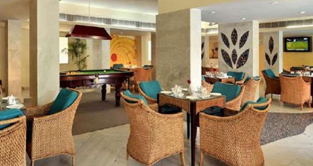 Best Western Resort Country Club Γκουργκάον Εστιατόριο φωτογραφία